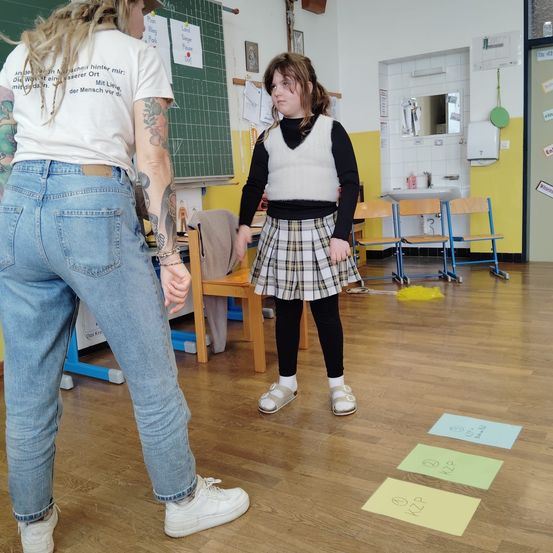 Bild enthält, Pants, Floor, Flooring, Wood, Jeans, Hardwood, Female, Girl, Person, Teen