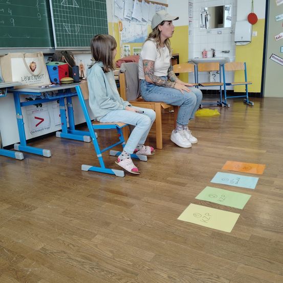 Bild enthält, Floor, Flooring, Wood, Child, Female, Girl, Person, Teen, Hardwood, Blackboard