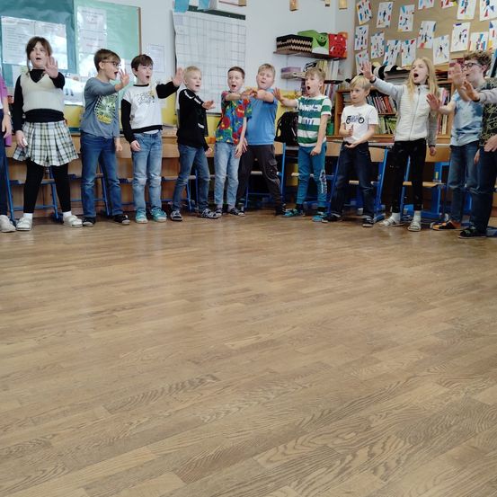 Bild enthält, Floor, Female, Girl, Person, Teen, Flooring, Pants, Jeans, Boy, Child