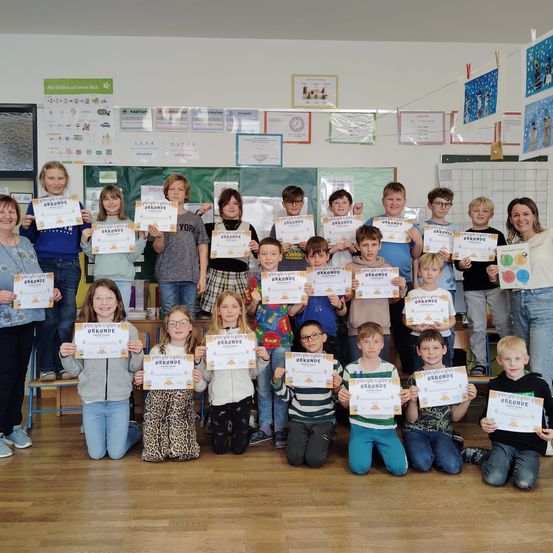 Bild enthält, Adult, Female, Person, Woman, Pants, Boy, Child, Male, School, Girl