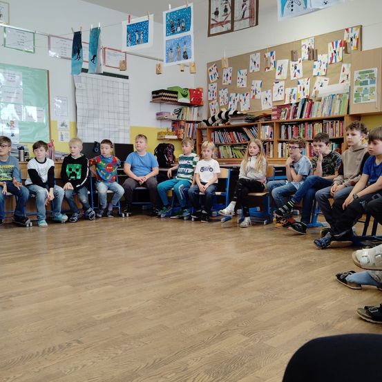 Bild enthält, School, Boy, Child, Male, Person, Female, Girl, Classroom, Wristwatch, People