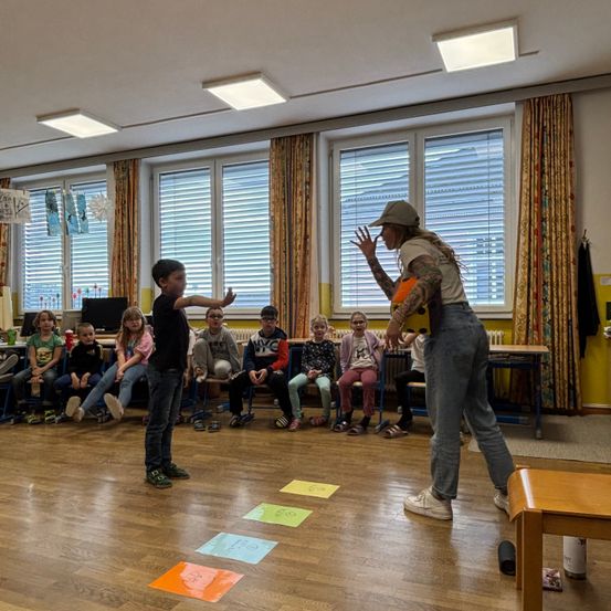 Bild enthält, People, Person, Wood, Hardwood, Adult, Male, Man, Dancing, Shoe, Floor