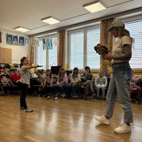 Bild enthält, Floor, Flooring, Hardwood, Wood, Pants, Adult, Female, Person, Woman, Child