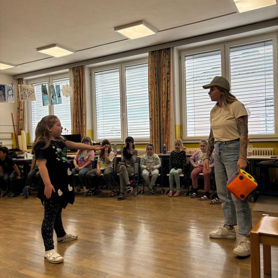 Bild enthält, Floor, Flooring, Wood, Hardwood, Pants, Adult, Male, Man, Person, Couch