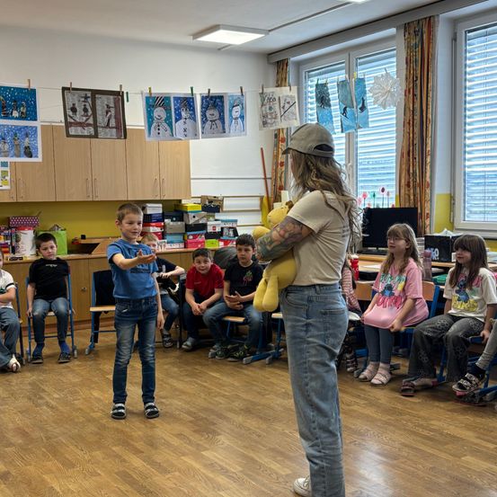 Bild enthält, Pants, Jeans, School, Adult, Female, Person, Woman, Child, Girl, Boy