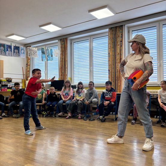 Bild enthält, People, Person, Dancing, Pants, Jeans, Boy, Child, Male, Adult, Woman