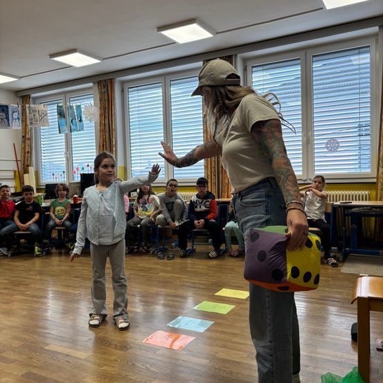 Bild enthält, Hardwood, Wood, Floor, Flooring, Interior Design, Pants, Adult, Female, Person, Woman