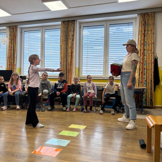 Bild enthält, Floor, Flooring, Wood, People, Person, Hardwood, Child, Female, Girl, Pants