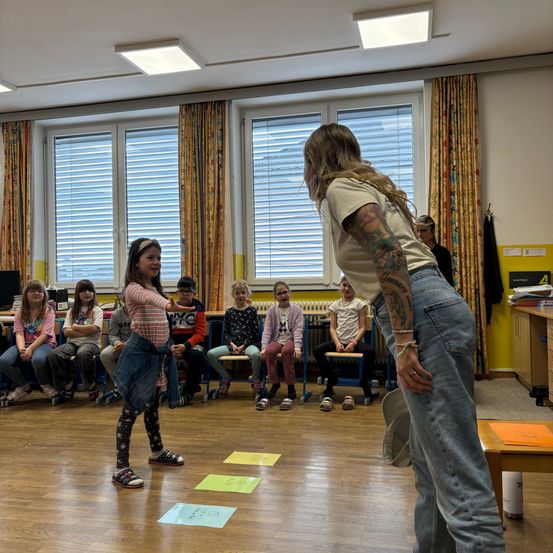 Bild enthält, Floor, Flooring, Pants, Wood, Hardwood, Shoe, Jeans, Adult, Person, Woman
