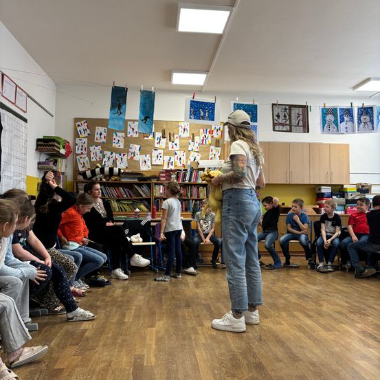 Bild enthält, Pants, Floor, Flooring, Adult, Female, Person, Woman, Book, Jeans, Wood