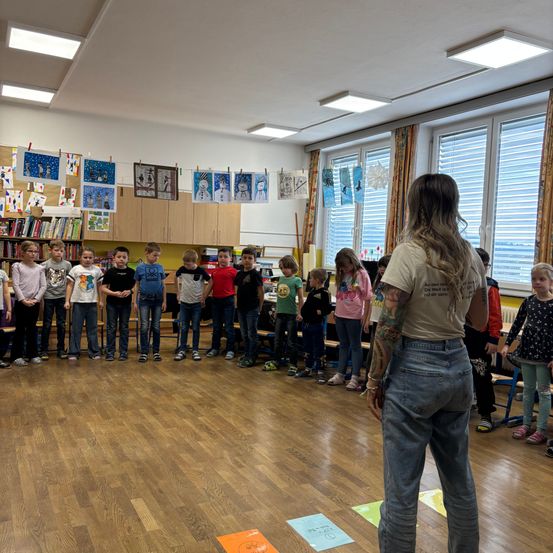 Bild enthält, Floor, Flooring, Wood, Jeans, Pants, Adult, Female, Person, Woman, School