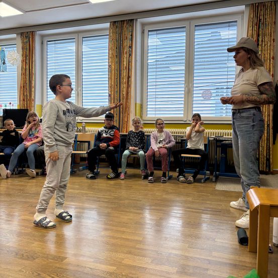 Bild enthält, Wood, Floor, Flooring, Hardwood, Pants, People, Person, Interior Design, Child, Male