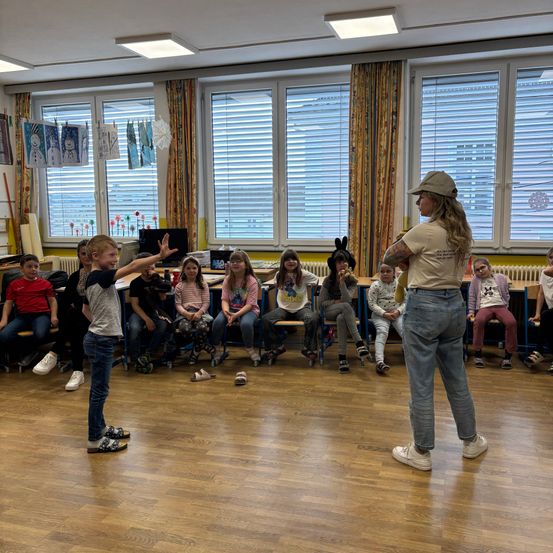 Bild enthält, Floor, Flooring, Wood, Hardwood, Pants, People, Person, Adult, Female, Woman