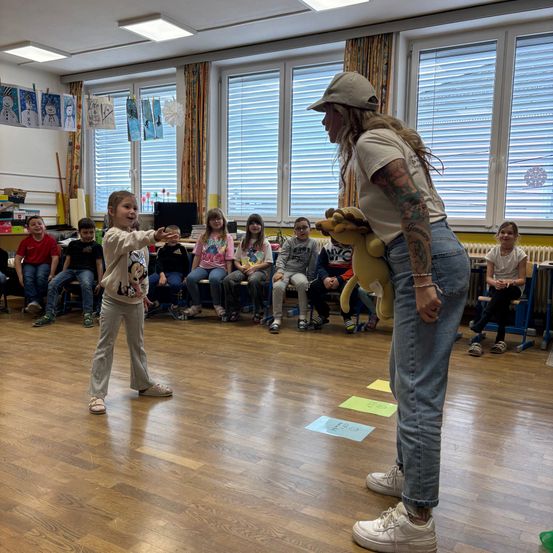 Bild enthält, Floor, Flooring, Hardwood, Wood, Pants, Adult, Female, Person, Woman, Child