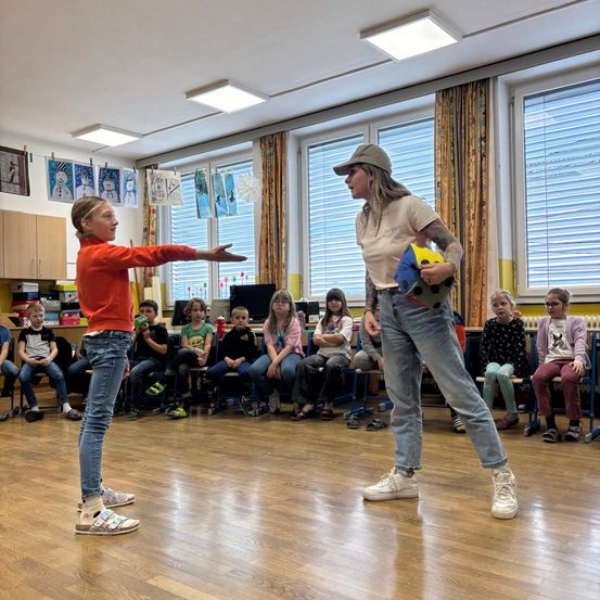 Bild enthält, People, Person, Floor, Flooring, Pants, Interior Design, Hardwood, Adult, Male, Man