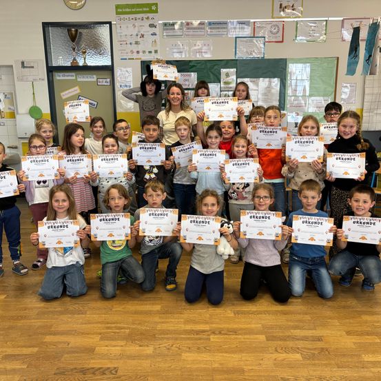 Bild enthält, Floor, Flooring, Boy, Child, Male, Person, Female, Girl, School, Kindergarten