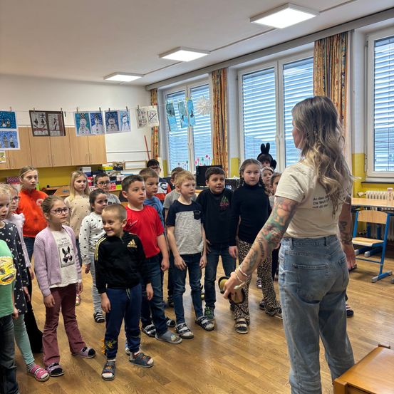 Bild enthält, Pants, Wood, People, Person, Hardwood, Tattoo, Adult, Female, Woman, Jeans