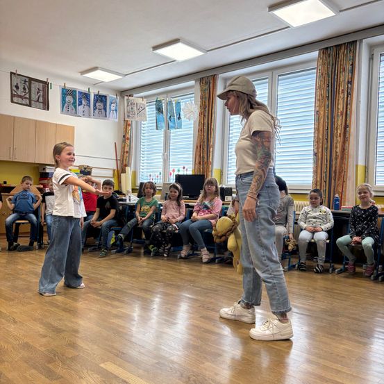 Bild enthält, Floor, Flooring, People, Person, Hardwood, Wood, Pants, Adult, Male, Man