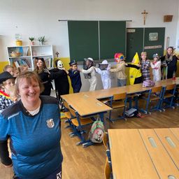 Bild enthält, Person, Student, Adult, Female, Woman, Male, Man, Face, Photobombing, Crowd