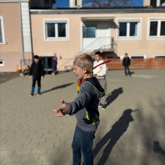 Bild enthält, Pants, City, Neighborhood, Street, Person, Portrait, Finger, Jeans, Shoe, Walking