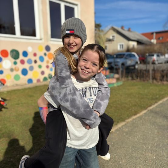 Bild enthält, Pants, Photography, Portrait, Shoe, Jeans, Cap, Neighborhood, Coat, Jacket, City