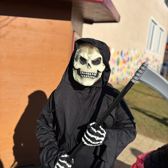 Bild enthält, Festival, Halloween, Face, Head, Person, Sword, Weapon, Adult, Female, Woman