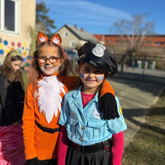 Bild enthält, Costume, Person, Face, Portrait, Coat, Jacket, Glasses, Festival, Halloween, Shorts