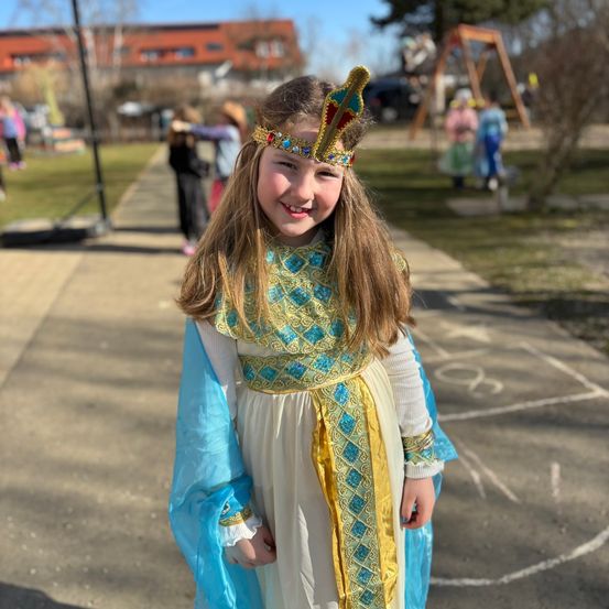 Bild enthält, Costume, Person, Face, Head, Photography, Portrait, Dress, Grass, Park, Street