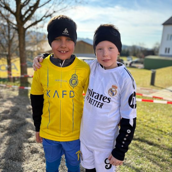 Bild enthält, T-Shirt, Photography, Portrait, Cap, Hat, Grass, Park, Pants, Baseball Cap, Tree