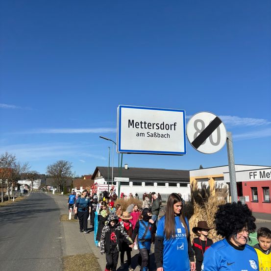 Bild enthält, Female, Girl, Person, Teen, Adult, Male, Man, Walking, Advertisement, College