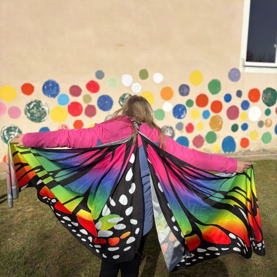 Bild enthält, Adult, Female, Person, Woman, Portrait, Cape, Purple, Fashion, Shoe, Shelter