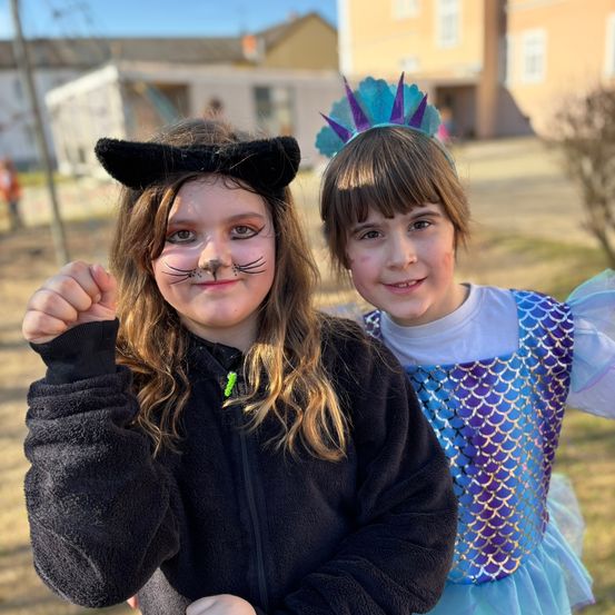 Bild enthält, Person, Photography, Portrait, Finger, Costume, Jacket, People, Hat, Child, Girl