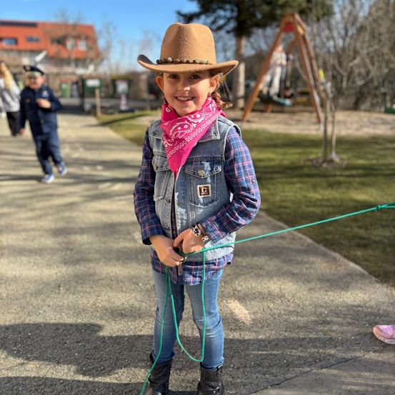 Bild enthält, Person, Clothing, Pants, Hat, Footwear, Shoe, Coat, Scarf, Face, Jeans