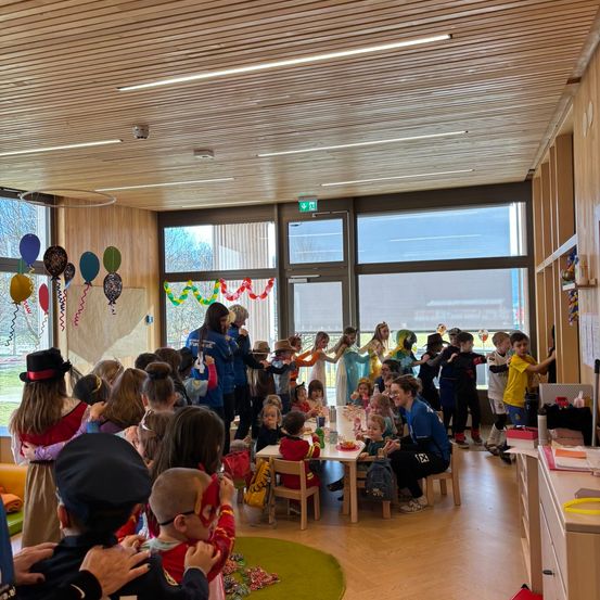 Bild enthält, Indoors, Interior Design, People, Person, Cafeteria, Restaurant, Adult, Female, Woman, Building