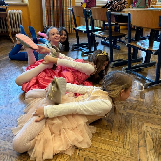 Bild enthält, Floor, Flooring, Wood, Hardwood, Person, Photography, Portrait, Interior Design, Costume, Shoe