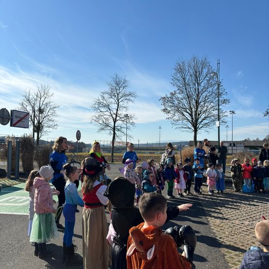 Bild enthält, Photography, Adult, Female, Person, Woman, Portrait, Park, People, Play Area, Child