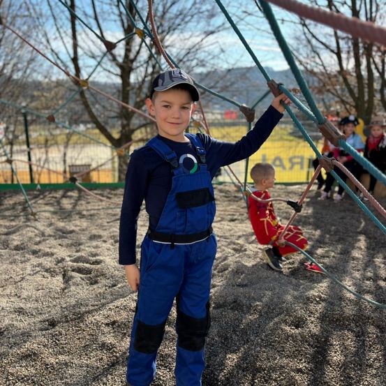 Bild enthält, Pants, Grass, Outdoors, Park, Photography, Portrait, Jeans, Outdoor Play Area, Play Area, Vegetation