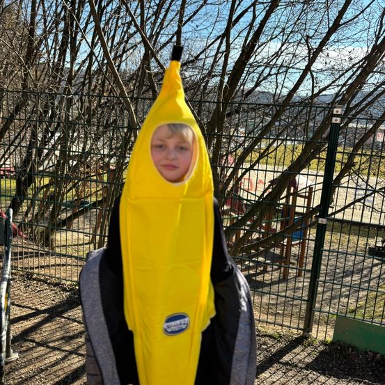 Bild enthält, Coat, Photography, Portrait, Grass, Park, Shelter, Tree, Hood, Jacket, Vegetation