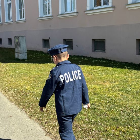 Bild enthält, Boy, Child, Male, Person, Jeans, Pants, Coat, Jacket, Officer, Police Officer