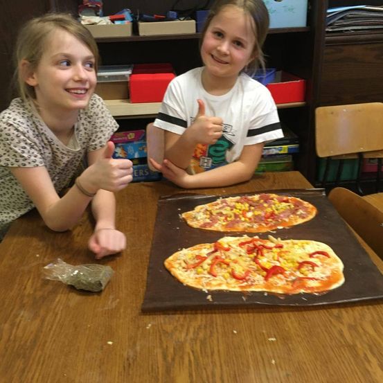 Bild enthält, Dining Table, Table, Dining Room, Pizza, Person, Portrait, Lunch, Child, Female, Girl