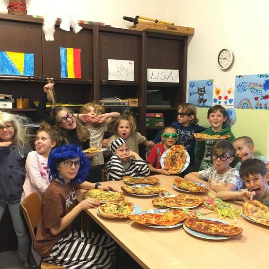 Bild enthält, Dining Room, Dining Table, Furniture, Table, Lunch, Meal, Person, Portrait, People, Pizza