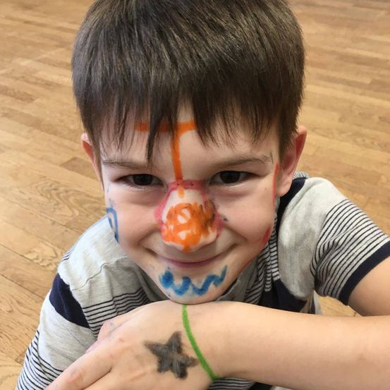 Bild enthält, Face, Head, Person, Photography, Portrait, Finger, Boy, Child, Male, Tattoo