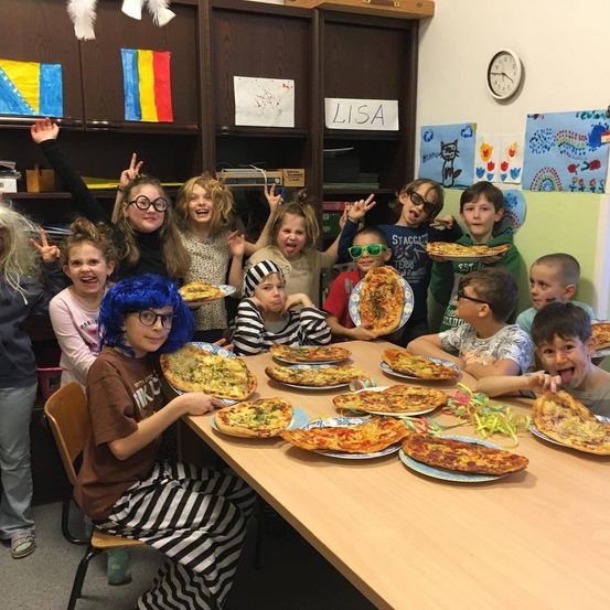 Bild enthält, People, Person, Dining Room, Dining Table, Table, Adult, Female, Woman, Meal, Pizza