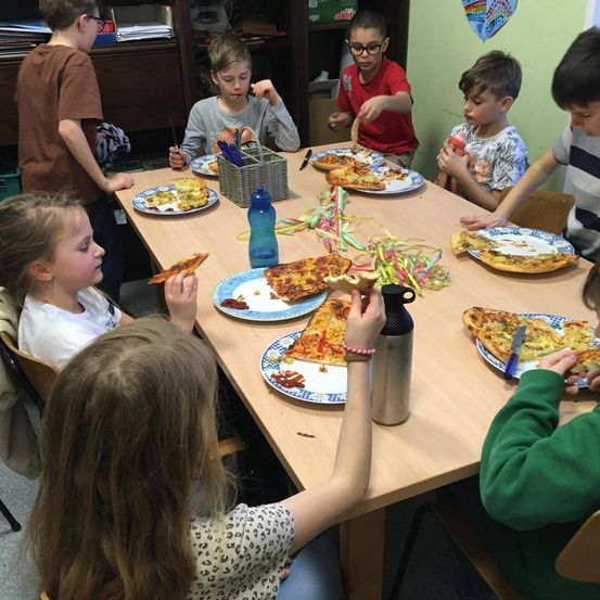 Bild enthält, Furniture, Table, Dining Table, Pizza, Boy, Child, Male, Person, Female, Girl