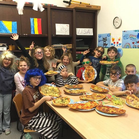 Bild enthält, Dining Room, Dining Table, Table, Meal, Person, Portrait, Lunch, People, Dish, Pizza