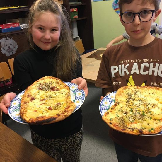 Bild enthält, Food, Frittata, Pizza, Child, Female, Girl, Person, Boy, Male