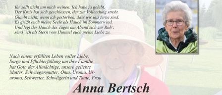 Ein Gedenkposter für Anna Bertsch, die am 29. Januar 2026 verstarb. Familie und Freunde versammeln sich für eine Trauerfeier in der Pfarrkirche Sinabelkirchen am 4. Februar 2026. Eine Trauermesse findet um 10 Uhr statt. Anna hinterlässt ihren Ehemann Erwin, Kinder, Enkelkinder und Urenkelkinder. Blumen und Spenden für die Kirche und Seniorenbetreuung werden erbeten.