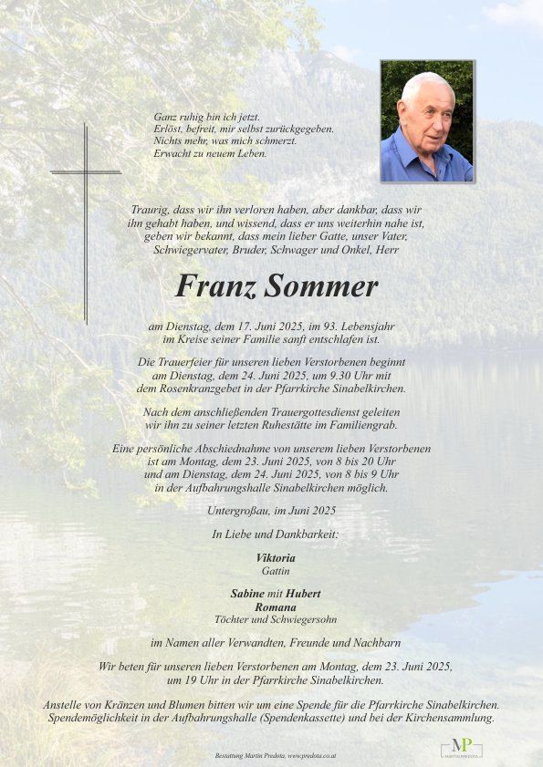 Ein Gedenkzettel für Franz Sommer, der am 17. Juni 2025 im Alter von 93 Jahren verstorben ist. Der Trauergottesdienst beginnt am 24. Juni 2025 um 9:30 Uhr mit dem Rosenkranzgebet in der Pfarkirche Sinabelkirchen. Freunde und Familie können am 23. und 24. Juni 2025 ihre Aufwartung machen.