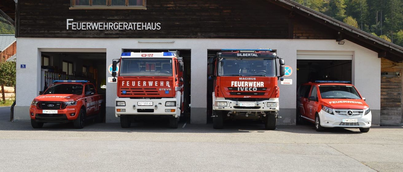 Bild enthält, Transportation, Truck, Vehicle, Fire Station, Fire Truck, Car, Chair, Furniture, Pickup Truck