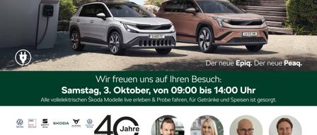 Eine Werbung für Skoda mit zwei Elektroautos, einem silbernen und einem braunen, in der Nähe einer Ladestation geparkt. Die Anzeige enthält Datum und Uhrzeit für eine Veranstaltung und die Namen der Händlereigentümer.